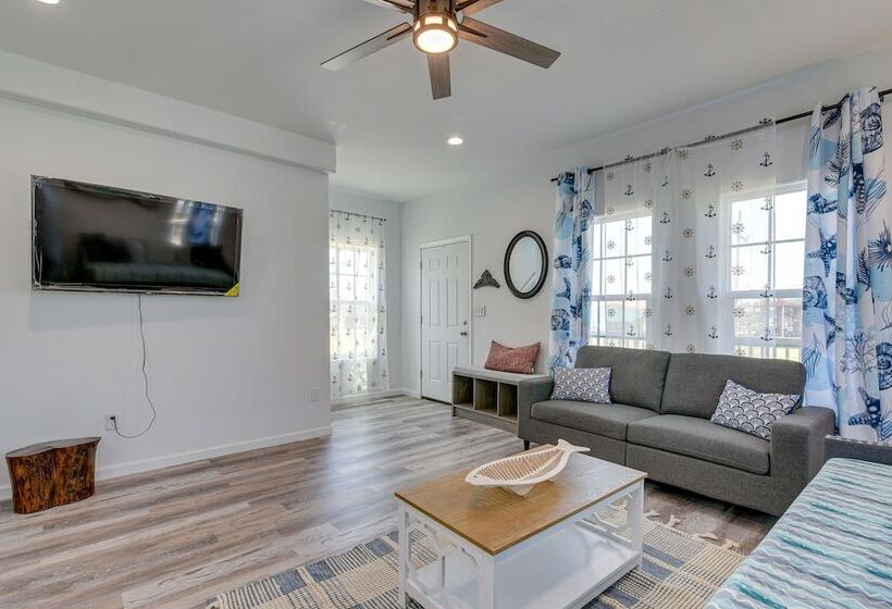 Walk To Gulf: Ocean View Home In Crystal Beach!