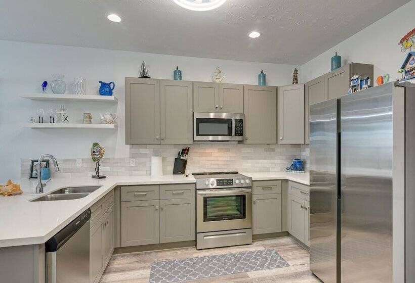 Walk To Gulf: Ocean View Home In Crystal Beach!