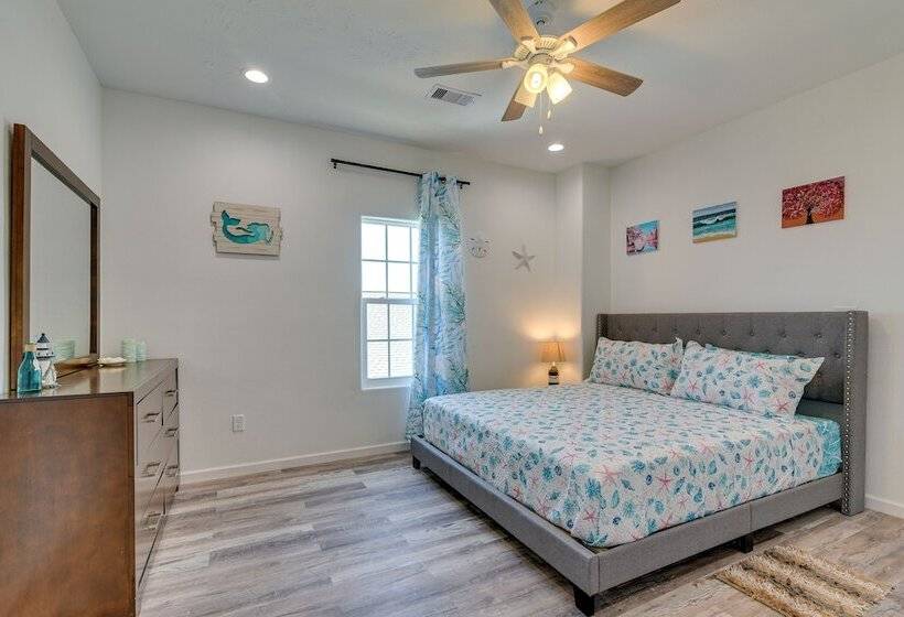 Walk To Gulf: Ocean View Home In Crystal Beach!