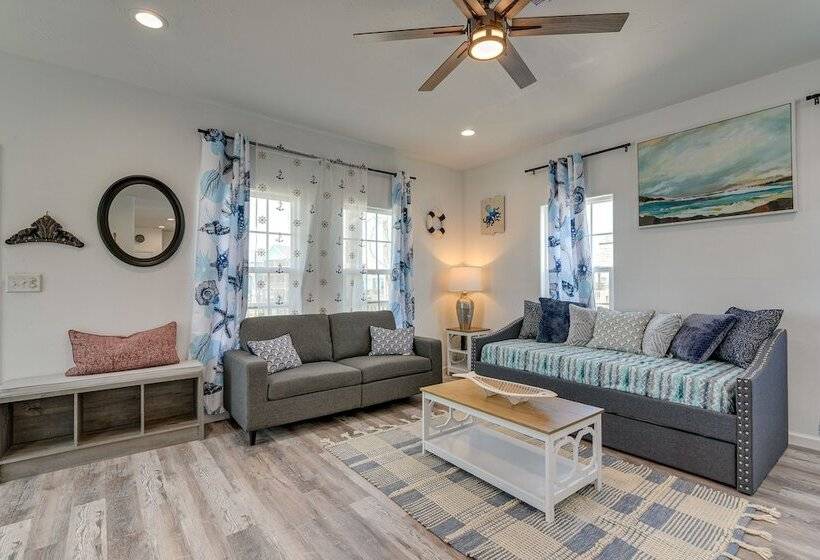 Walk To Gulf: Ocean View Home In Crystal Beach!