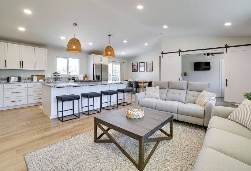 Modern Del Rey Oaks Retreat: 2 Mi To Monterey Bay!