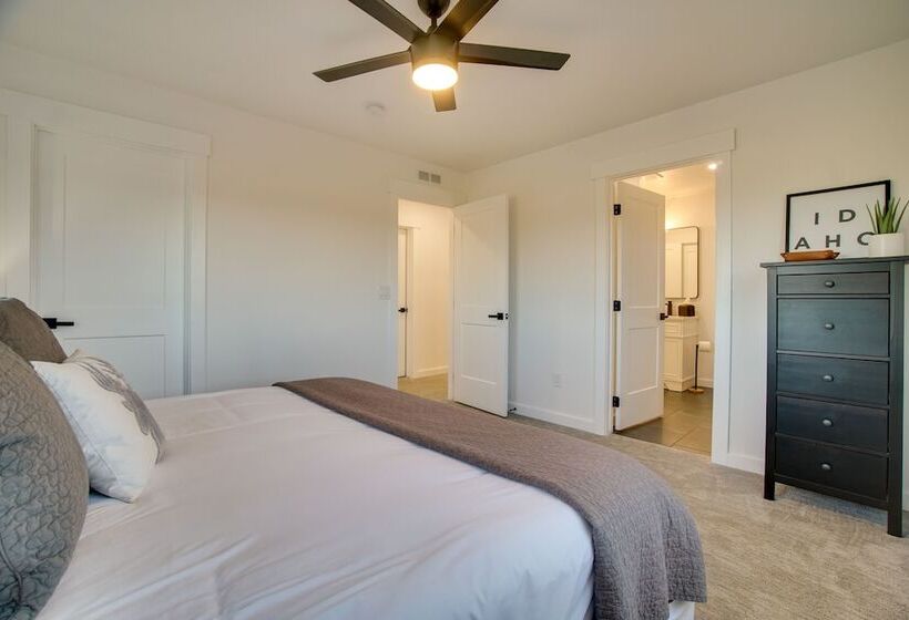 Modern Donnelly Cabin W/ Private Hot Tub