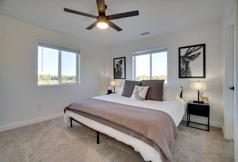 Modern Donnelly Cabin W/ Private Hot Tub