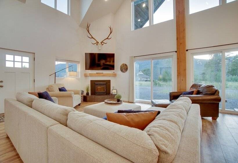 Modern Donnelly Cabin W/ Private Hot Tub