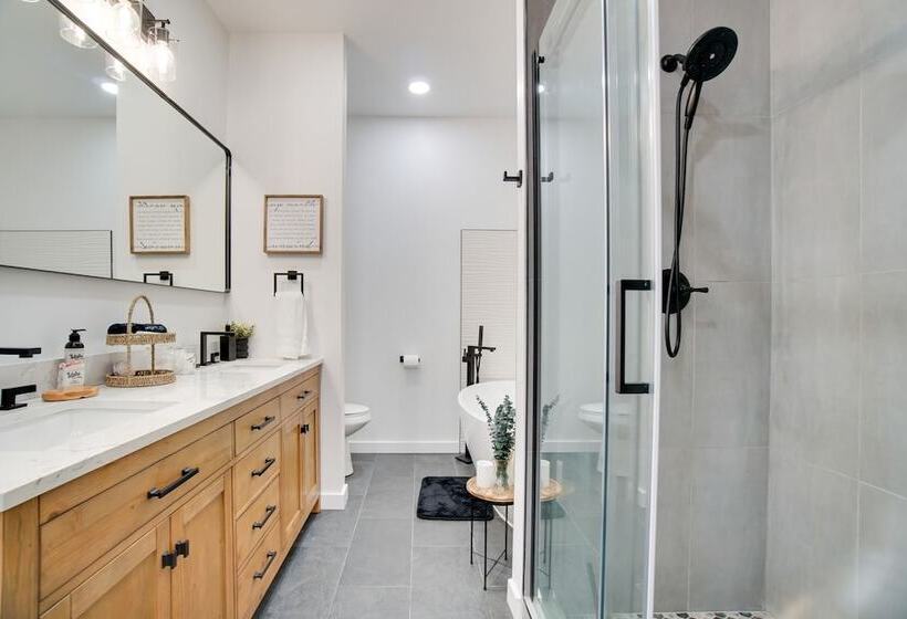 Modern Donnelly Cabin W/ Private Hot Tub