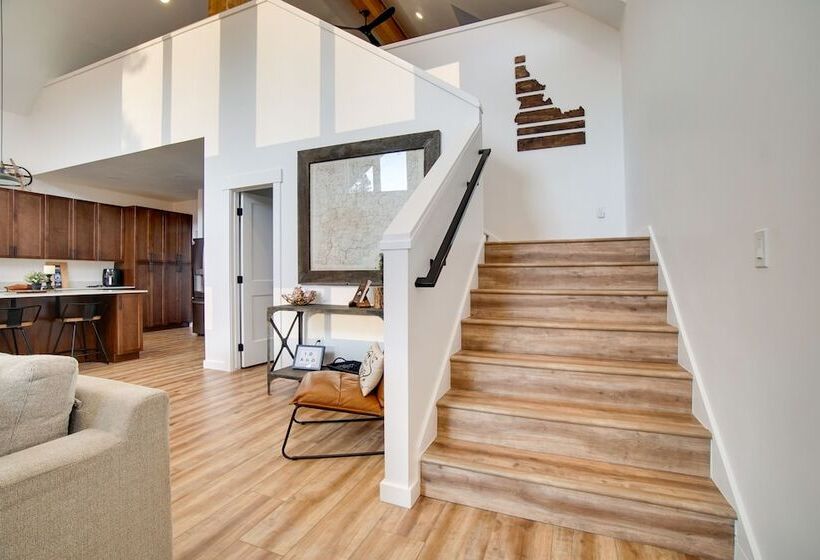 Modern Donnelly Cabin W/ Private Hot Tub