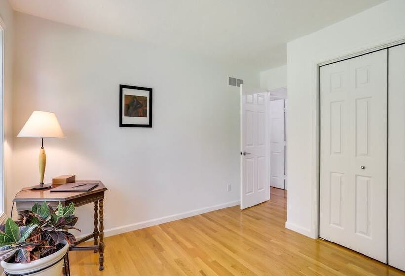 Modern & Spacious Home   6 Mi To Dtwn South Bend