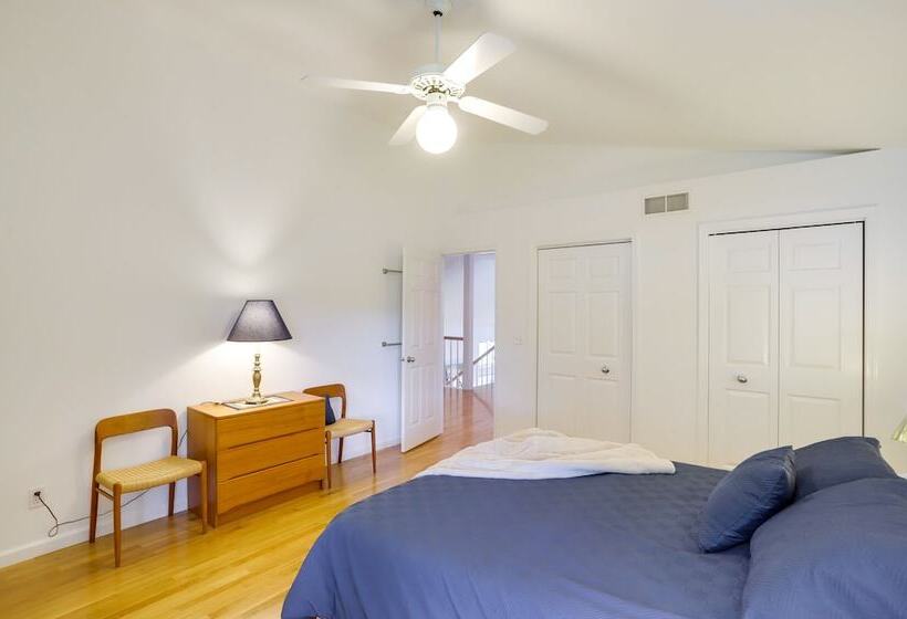 Modern & Spacious Home   6 Mi To Dtwn South Bend