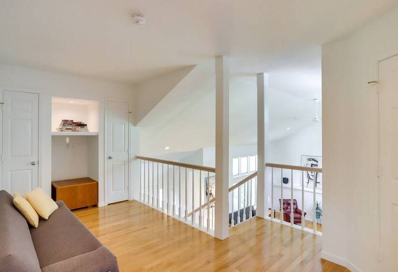 Modern & Spacious Home   6 Mi To Dtwn South Bend