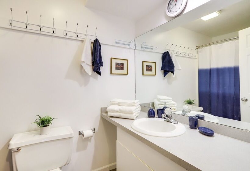 Modern & Spacious Home   6 Mi To Dtwn South Bend