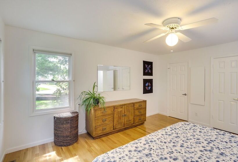 Modern & Spacious Home   6 Mi To Dtwn South Bend