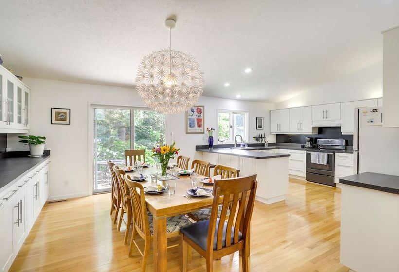 Modern & Spacious Home   6 Mi To Dtwn South Bend