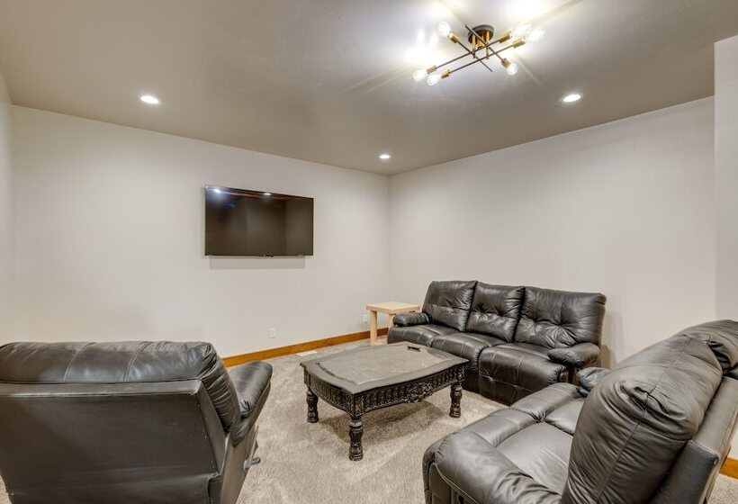 Mountain View Island Park Cabin Near Outdoor Rec!