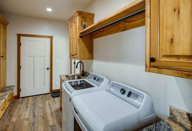 Mountain View Island Park Cabin Near Outdoor Rec!