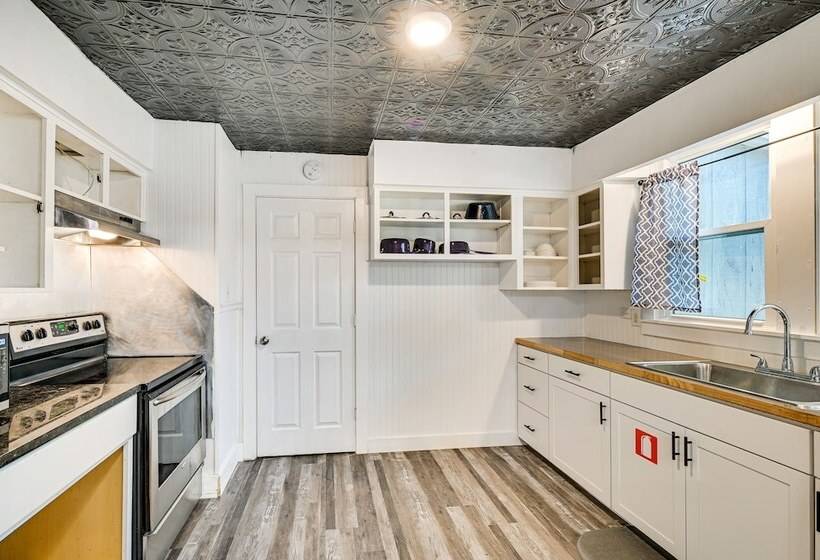 1 Mi To Broadway At The Beach: Home W/ Porch!