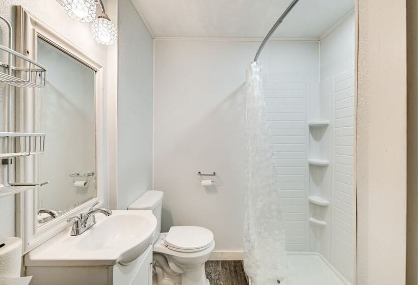 1 Mi To Broadway At The Beach: Home W/ Porch!