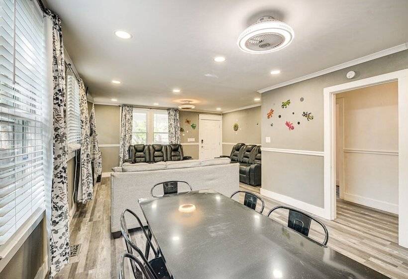 1 Mi To Broadway At The Beach: Home W/ Porch!