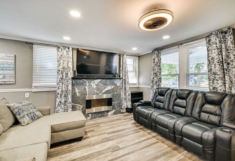 1 Mi To Broadway At The Beach: Home W/ Porch!