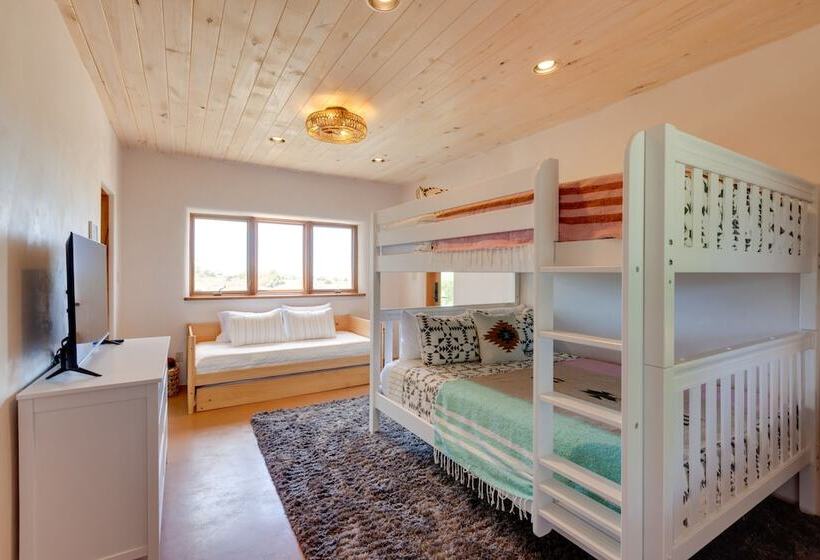 Mtn View Retreat W/ Hot Tub In New Mexico!