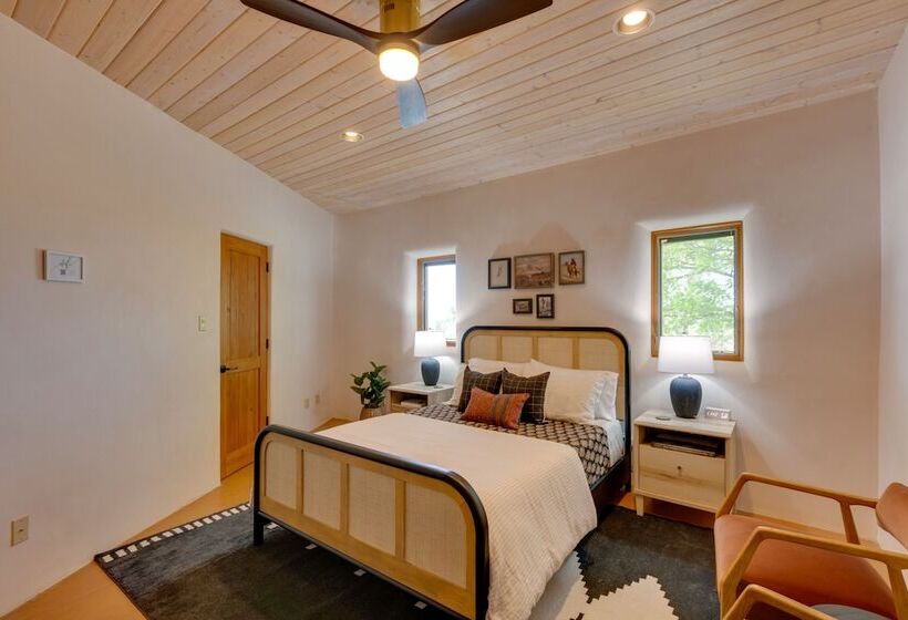 Mtn View Retreat W/ Hot Tub In New Mexico!