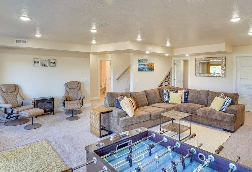 Newly Built, Modern Alton Cabin On 4 Acres!