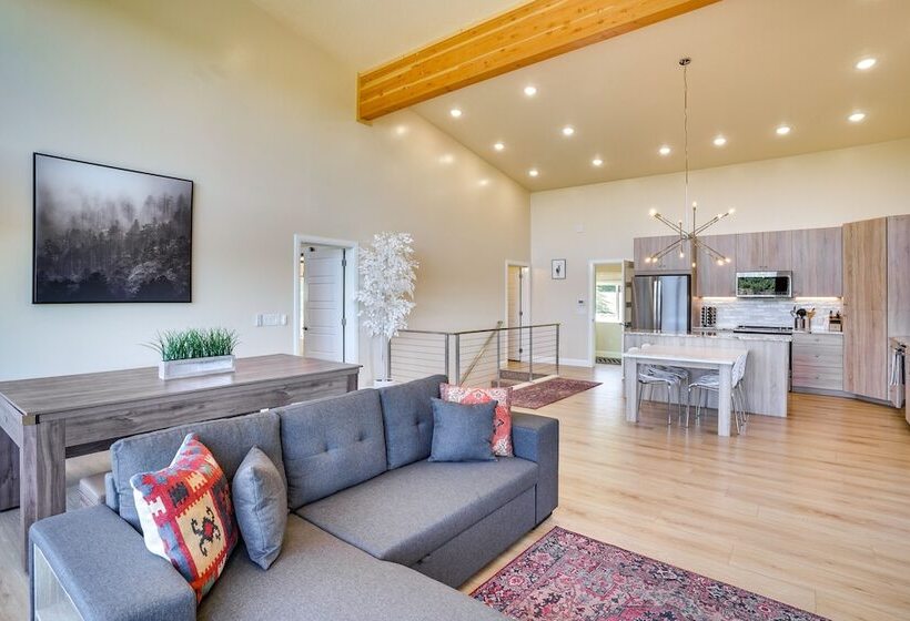 Newly Built, Modern Alton Cabin On 4 Acres!