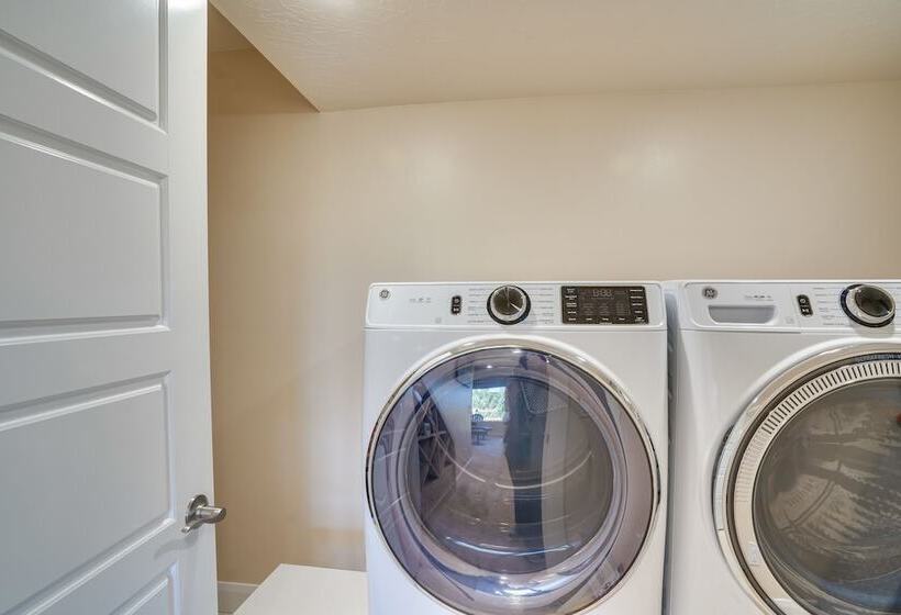 Newly Built, Modern Alton Cabin On 4 Acres!