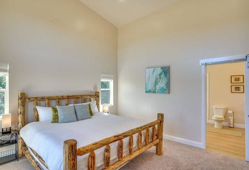 Newly Built, Modern Alton Cabin On 4 Acres!