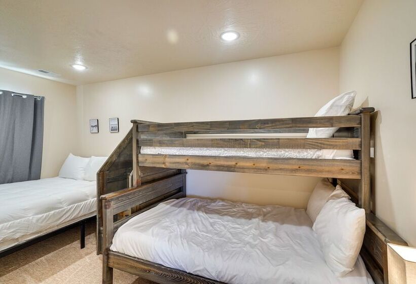 Newly Built, Modern Alton Cabin On 4 Acres!