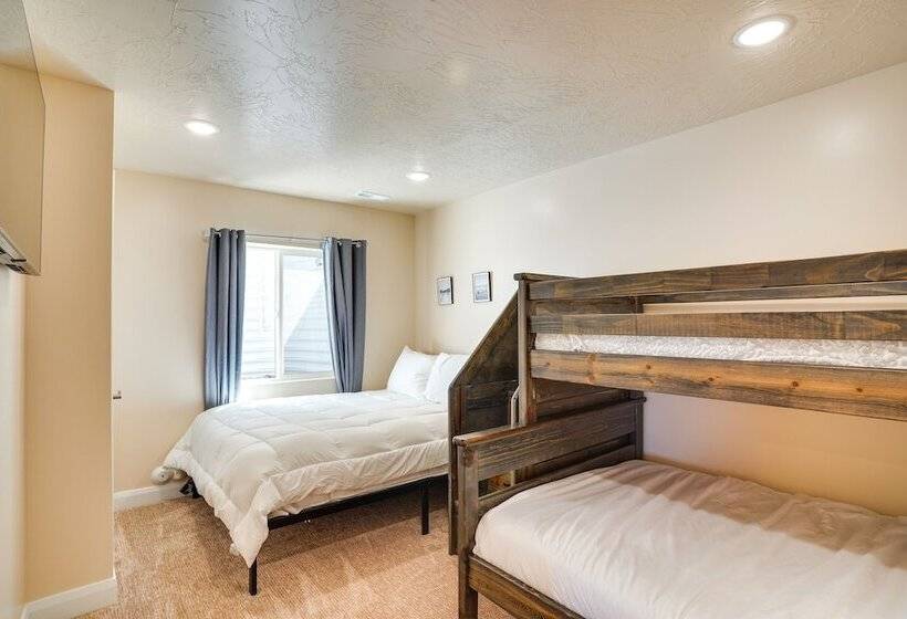 Newly Built, Modern Alton Cabin On 4 Acres!