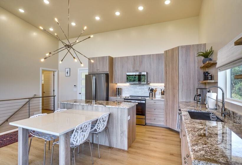 Newly Built, Modern Alton Cabin On 4 Acres!