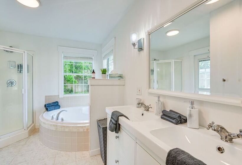 Palm Harbor Paradise W/ Community Pool!