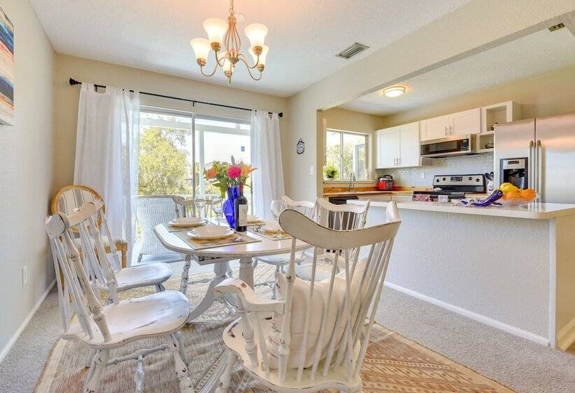 Palmetto Escape W/ Balcony   Walk To Marina!