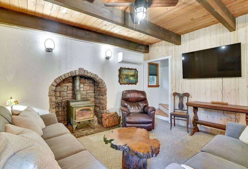 Peaceful Mt. Hood Cabin W/ Hot Tub & Fire Pit!