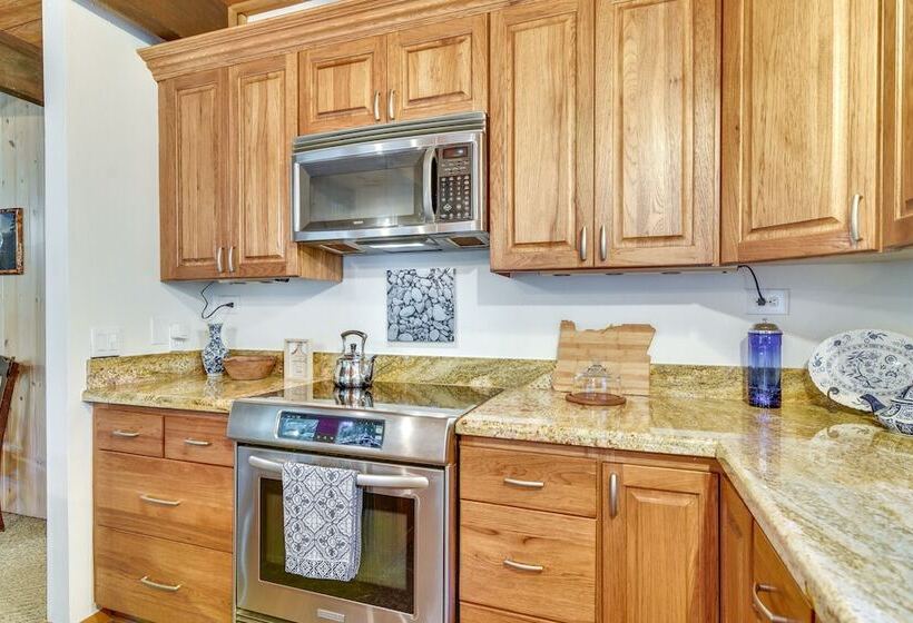 Peaceful Mt. Hood Cabin W/ Hot Tub & Fire Pit!