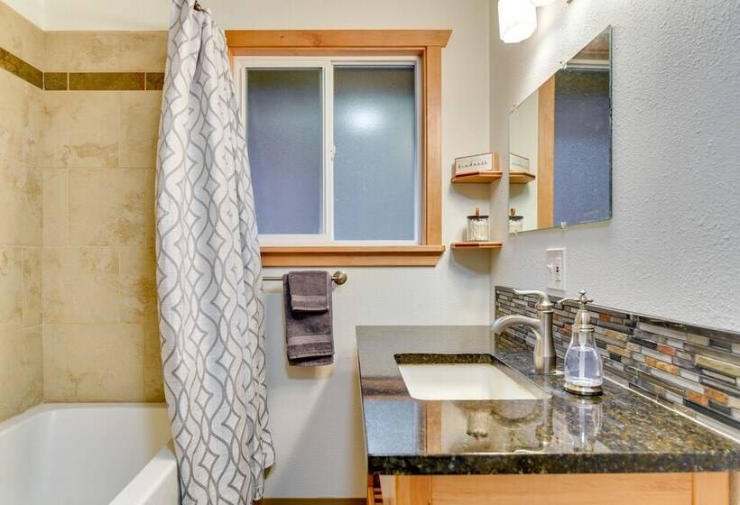 Peaceful Mt. Hood Cabin W/ Hot Tub & Fire Pit!