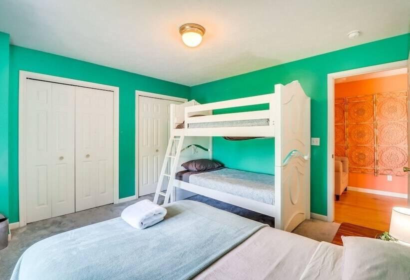 Pennsylvania Escape W/ Hot Tub, Fire Pit & Deck!