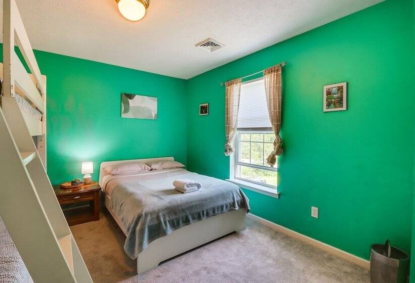 Pennsylvania Escape W/ Hot Tub, Fire Pit & Deck!