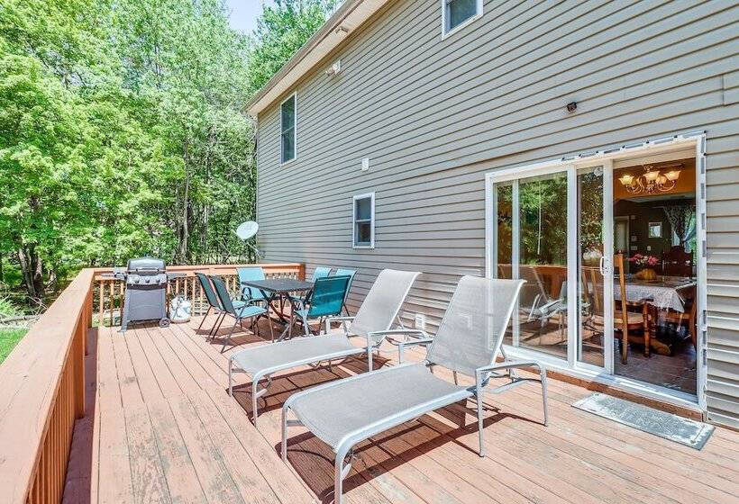 Pennsylvania Escape W/ Hot Tub, Fire Pit & Deck!