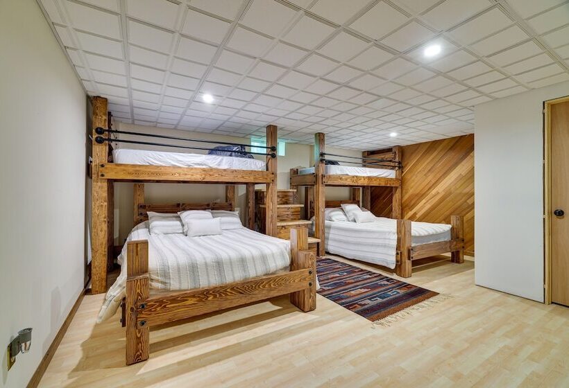 Pennsylvania Retreat W/ Sauna, Pool Table & Deck!