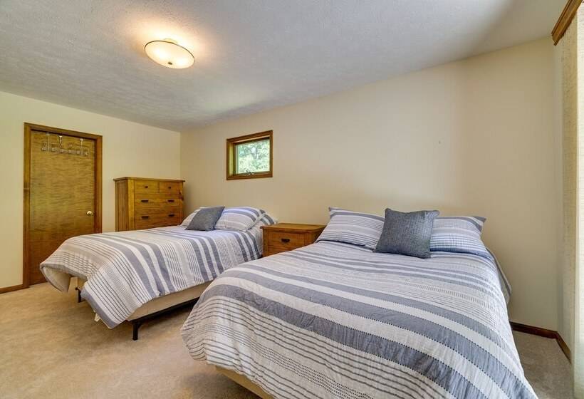 Pennsylvania Retreat W/ Sauna, Pool Table & Deck!