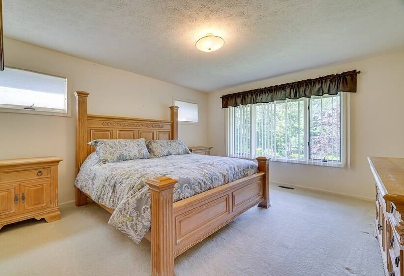 Pennsylvania Retreat W/ Sauna, Pool Table & Deck!