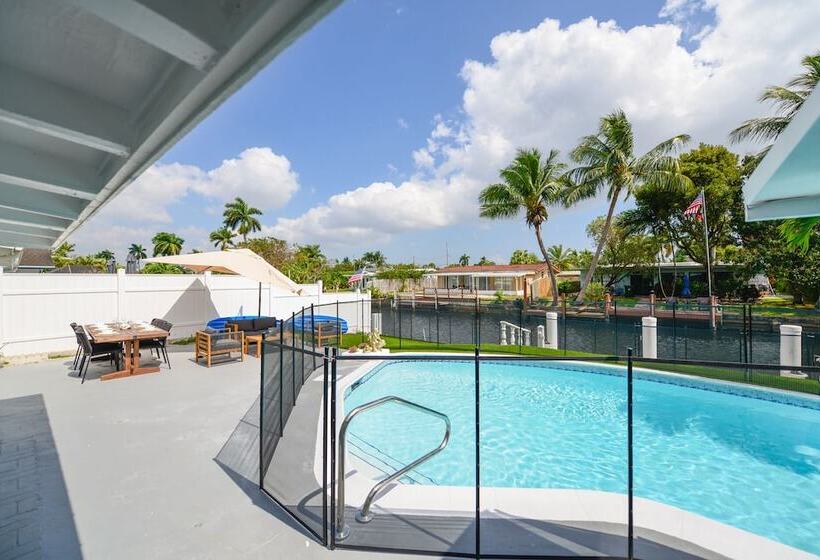 Пансион Luxury Pool House Canal Side