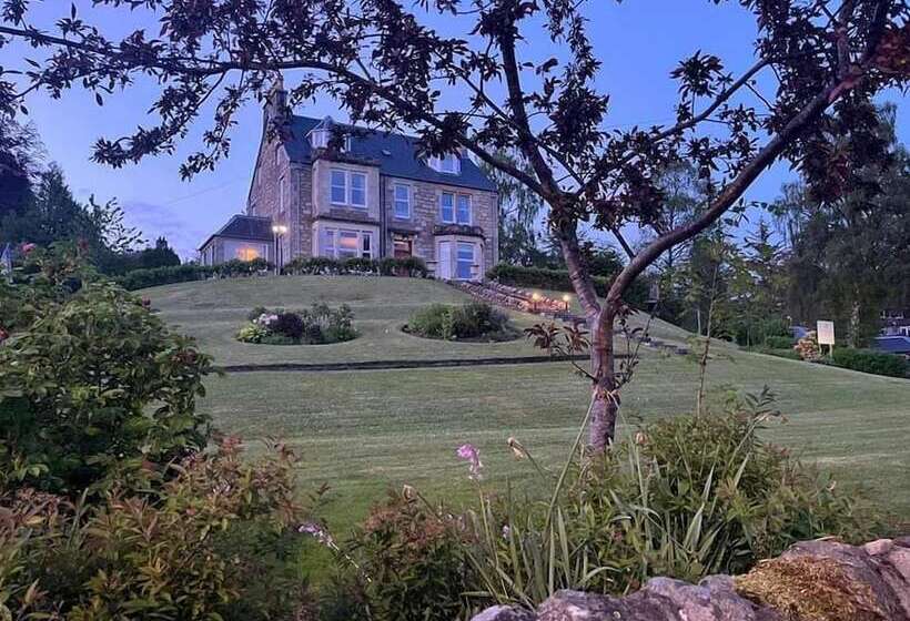 بنسيون The Poplars Guest House