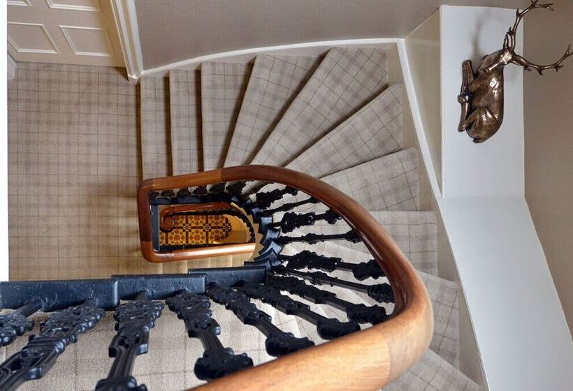 بنسيون The Poplars Guest House