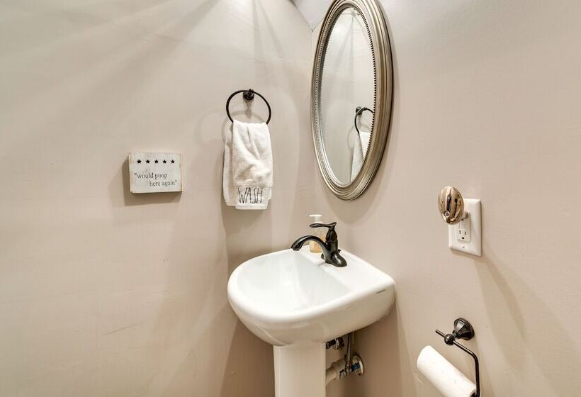 Pet Friendly Home 6 Mi To Downtown Milwaukee!