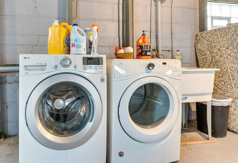 Pet Friendly Home 6 Mi To Downtown Milwaukee!