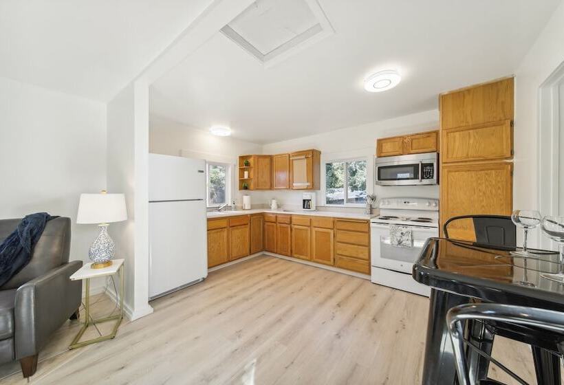 Pet Friendly Newman Lake Cottage W/ Beach Access!