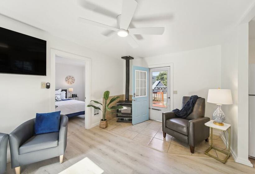 Pet Friendly Newman Lake Cottage W/ Beach Access!