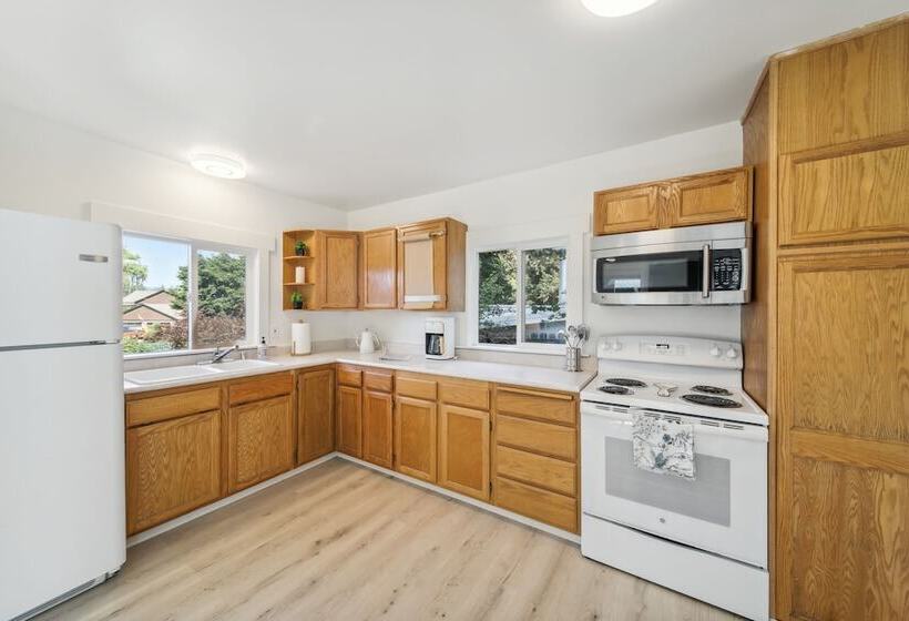 Pet Friendly Newman Lake Cottage W/ Beach Access!